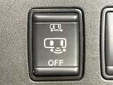 【ハンズフリー機能付き両側パワースライドドア】スライドドアの下に足先を入れてすぐ引くと、自動的にスライドドアが開閉します!荷物で両手がふさがった状態でも、ドアの開閉ができてとっても便利!