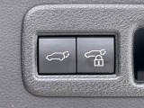 【パワーバックドア】スマートキーや運転席のボタンを押すだけでリアゲートが自動で開閉します!荷物を持っている時や、高い位置にあるバックドアを閉める際に便利な機能です♪