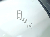 【ブラインドスポットモニター】走行中、ドアミラーの死角になりやすい箇所に後続車が接近するとサイドミラーのレンズに警告を表示!ドライバーに注意喚起をしてくれます。