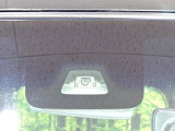 【スマートアシスト】走行中に前方の車両等を認識し、衝突しそうな時は警報とブレーキで衝突回避と被害軽減をアシスト。より安全にドライブをお楽しみいただけます。