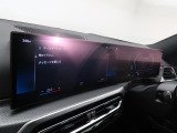【カーブドディスプレイ】ドライバーに向かって湾曲した大型ディスプレイです。インフォメーションディスプレイとコントロールディスプレイが一体化しており、ドライバーの視覚的な操作性を向上させます