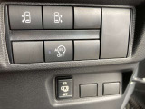 各種安全装置のスイッチが、運転席右側に配置されております。