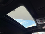 【サンルーフ】開放感たっぷりの希少装備、サンルーフが装着されています!車内に明かりを取り入れたり景色を楽しむ以外にも、車内の空気も簡単に換気できて快適です!