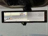 車両後方のカメラ映像をミラー面に投影します。社内の状況や天候に左右されずいつでもクリアな後方視界が得られます。
