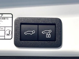 【パワーバックドア】スマートキーや運転席のボタンを押すだけでリアゲートが自動で開閉します!荷物を持っている時や、高い位置にあるバックドアを閉める際に便利な機能です♪