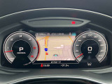 スピードメーターなどの運転に必要な計器とともに、オーディオ・電話の操作画面などを表示。レイアウトはステアリングスイッチで切り替えでき運転に集中しながら必要な情報を瞬時に得ることが可能。