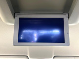 【フリップダウンモニター】大画面モニターで後席でもエンタメをお楽しみいただけます。小さなお子様にも大人気の装備です♪