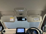 運転席のサンバイザーにはバニティーミラーも付いています。身だしなみチェックには欠かせません。