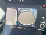 【フロント&サイドカメラ】ドライバーから見にくい死角部分を映像で確認できる前方と左側面にカメラを装着。見通しがきかない場所や住宅密集地などを運転することが多い人におすすめの安心装備です。