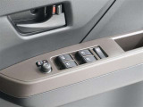 もちろん全席パワーウィンドウです!運転席からのらくらく開閉が可能ですよ♪