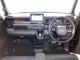 運転席は見やすく整理され、ナビも美しく装着され操作性にも優れています!
