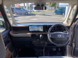 すっきりした運転席周りにはナビやエアコンの操作パネルを設置しておりますので、お一人での運転でもご安心できます。