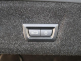 【パワーゲート】電動パワーゲートです。開閉がボタン1つで開け閉め行えます。また、状況に応じてのトランクハッチ開閉量を簡単に設定可能です。スマートオープナーも便利な機能です。ぜひお試しください。