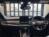 インパネデザインとなります。黒基調で落ち着いた車内となっております