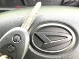 【キーレス】少し離れた場所からでもボタン一つでドアの開錠・施錠ができるのでとっても便利!ドアの鍵穴周りに傷をつけることもありません♪