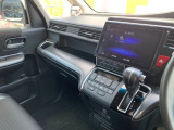 助手席周辺はこのようになっております。運転手だけでなく助手席に一緒に乗られる方も広々と快適にお乗り頂けるような設計です!各種装備を次の写真からご案内いたしますのでご覧ください。