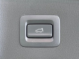 【パワーバックドア】スマートキーや運転席のボタンを押すだけでリアゲートが自動で開閉します!荷物を持っている時や、高い位置にあるバックドアを閉める際に便利な機能です♪