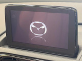 【マツダコネクトナビ】車内の雰囲気にマッチした一体型タイプのナビ。各種車輌設定やBluetooth再生等、様々な機能が楽しめます。直感的なダイヤル操作が可能で、使い勝手も良好です。