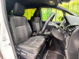 運転席まわりには十分なスペースがあり、大柄な方でもゆったり運転していただける環境です。
