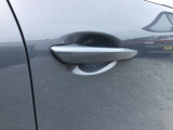 スマートキーを所持している状態でロックボタンを押すと、車両すべてのドアの解錠や施錠を行うことが出来ます。