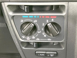 寒い冬も暑い夏も全席に快適な空調を届けてくれる、ダイヤル式エアコンを装備♪