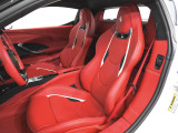 車内にはオプションのホワイトレザーのアクセントが入っております。