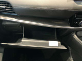 車検証入れになどにも使える便利な収納BOXあります。