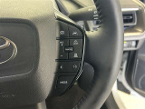 前方の車との車間を設定し、スピードを上げたり緩めたりを自動で行ってくれる追尾式の「レーダークルーズ」。上級装備の一つです!高級車にしかつかない嬉しい機能です。