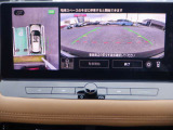 インテリジェントパーキングアシストは、車庫入れ、縦列駐車を補助する機能です。 アラウンドビューモニターのトップビュー画面で設定した駐車目安枠付近へ駐車するように自動でハンドル操作をします。