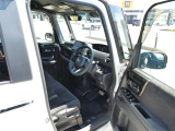 車間距離と速度を自動的にキープしてくれる【アダプティブクルーズコントロール】を装備、アクセルペダルの細かい操作が要らなくなり、長距離運転の疲労がグッと軽減されますよ!