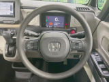 インテリアに合わせたデザインのステアリングは、運転される方のことも考え、運転しやすい形状、大きさです。是非一度、実際に触ってお確かめください。