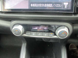 オートエアコンです。簡単な操作で室内を快適な温度になりますので夏場や冬場でも快適なドライブが楽しめます。