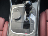 【シフトノブ】BMWの高性能オートマチックは、ATセレクトレバーを左側に倒すことで、通常の「D」から「S」(スポーツ)または「M」(マニュアル)へと切り替えが可能です。