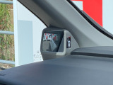 運転席から見て左前下方はどうしても死角になってしまいますがこのミラーはその部分を見ることが出来るように配置されています。小さい障害物や小さな子供が屈んでいても気づくことが出来ます!