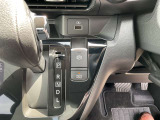 オ-トブレーキホールドは、信号待ちなどブレーキを踏んで停車した後に、ブレーキペダルから足を離してもブレーキ力を保持するので、足の疲れを軽減します。