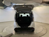 バックドアを上げた状態です。シートを倒せば荷室のスペースが広くなります!用途に合わせて快適な室内を!