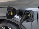 急速充電器は、外出先の公共の充電ステーションでご利用いただけます。CHAdeMOに対応し、短時間で急速充電!150kWの急速充電器を使用した場合、充電率10%から80%まで、約32分で充電できます。