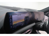 【カーブドディスプレイ】ドライバーに向かって湾曲した大型ディスプレイです。インフォメーションディスプレイとコントロールディスプレイが一体化しており、ドライバーの視覚的な操作性を向上させます