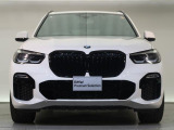 【キドニーグリル】BMWの代名詞。一目見ただけでBMWであると認識できる確固たるアイコンとして存在感を放ちます。