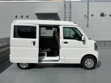 荷室幅がわかるサイドビュー。リヤドアは開閉しやすい持ち手の【縦型スライドドアハンドル】!