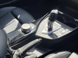 【シフトノブ】BMWの高性能オートマチックは、ATセレクトレバーを左側に倒すことで、通常の「D」から「S」(スポーツ)または「M」(マニュアル)へと切り替えが可能です。