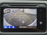 目安となるガイドライン付きのバックカメラを装備しているので、慣れない場所での車庫入れも安心です。