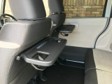 格納式シートバックテーブル付きです。休憩時のちょっとした小物置きとして便利です。