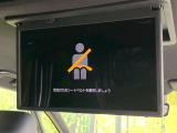 【14型有機ELフリップダウン】三列目からでも迫力のエンタメが観れる大画面フリップダウン。有機ELのモニターでは、一般的なフリップダウンよりも高コントラストでキレイな映像を楽しめます。