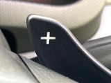 【パドルシフト】ハンドルから手を離さずに素早くシフトアップ&ダウンができるので、エンジンブレーキを使う下り坂や高速道路の合流で加速したい場面で役立ちます。