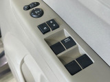 【電動格納ミラー】サイドミラーは電動格納式となっており、狭い駐車場でもキズがつくリスクを抑えられます。