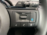 ハンドル右部にはプロパイロットスイッチが装着されています。高速道路などアクセルを踏んだままでの走行の時、手元のスイッチ操作でアクセルを踏まなくても速度を保つことができます。