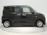 【右サイド】目立つキズも少なくきれいな状態を保っています。どなたでも運転しやすいコンパクトなサイズ感です。
