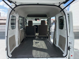 リヤシートも全車消毒済み。シートを倒すと箱形でフラットな床面でひろーい荷室。各種ケース、箱物がたっぷり積めます