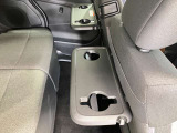 (快適パックに含まれる装備)後席のパーソナルテーブルはお子様が車内で飲み物を飲んだり食べたしする際に便利です。普段使用しないときは折りたたみ収納できます。
